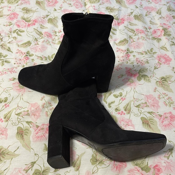 Beautiful Marc Fisher Black Ankle Boots with Suede Material and Zipper Closure - Picture 4 of 4